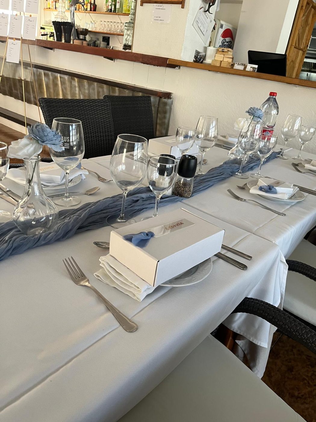 Detalles mesa con cajitas personalizadas